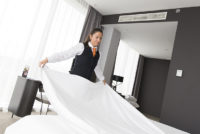 Pokojówka-pokojowy praca Niemcy dla par przy sprzątaniu w hotelu, Nadrenia-Palatynat